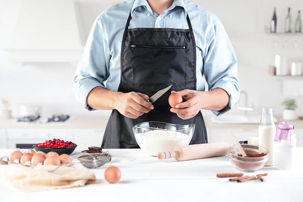 Μάγειρας με αυγά σε ένα ρουστίκ κουζίνα φόντο mens χέρια - Φωτογραφία, εικόνα