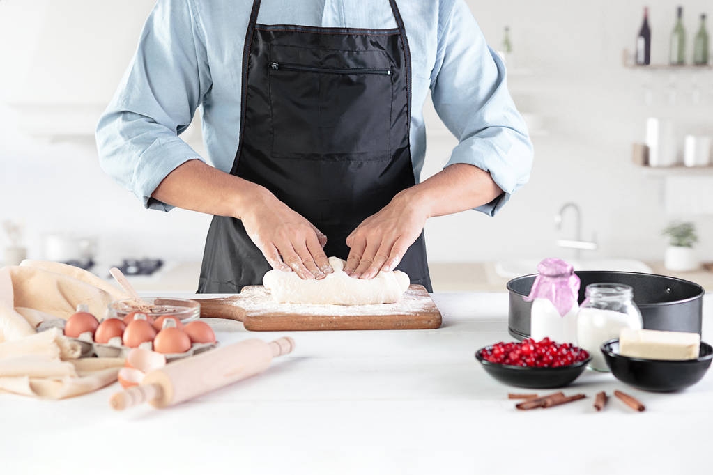 A szakács, a tojás, a háttérben a férfi kezében egy rusztikus konyha - Fotó, kép