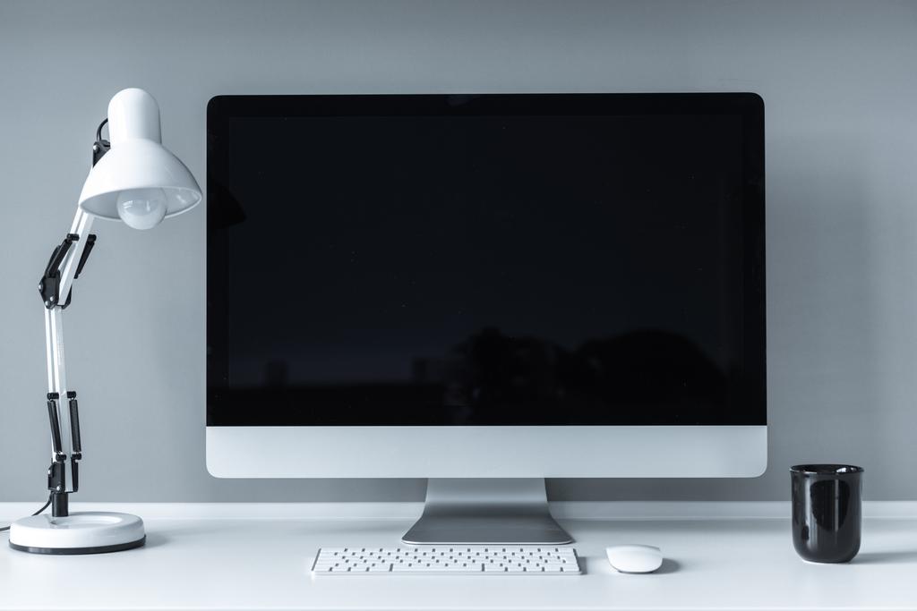 werkplaats met computer en tafellamp  - Foto, afbeelding
