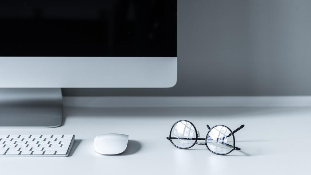окуляри з відображенням на білому робочому столі
 - Фото, зображення