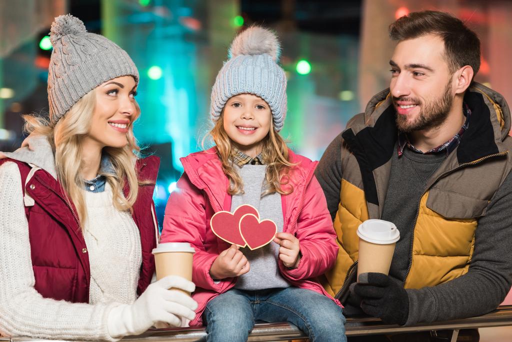 boldog szülők kávé megy nézett aranyos kis lánya gazdaság szív szimbólum rink - Fotó, kép