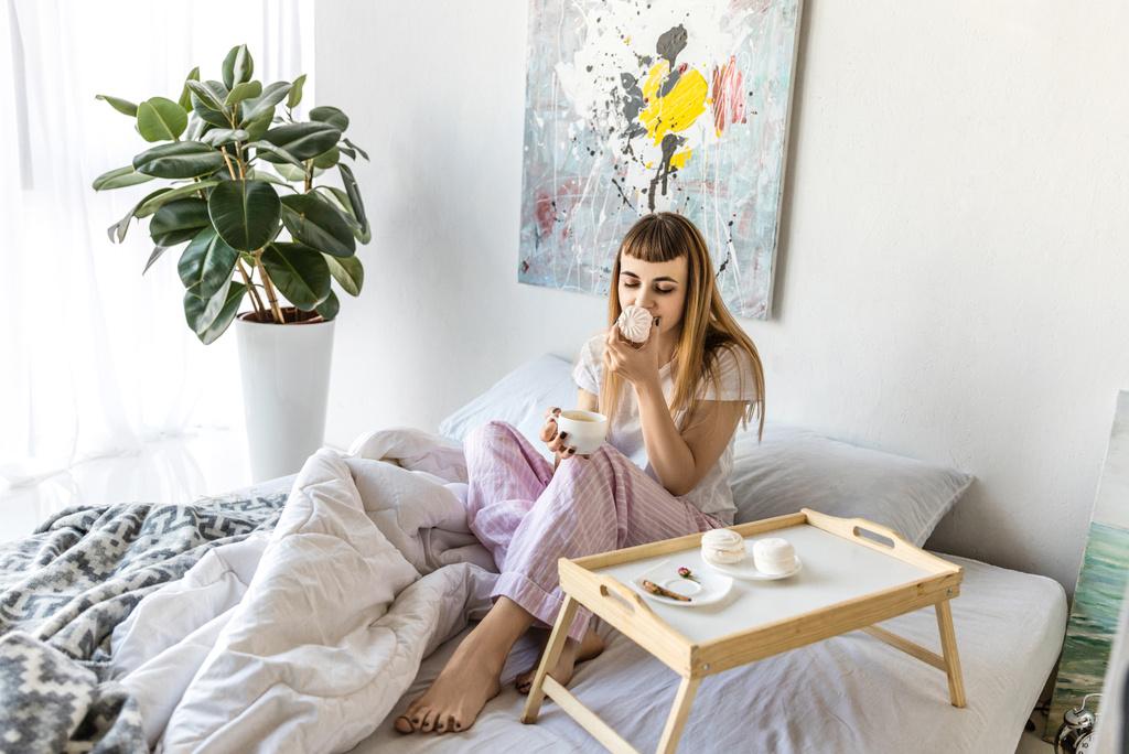 mujer joven con taza de café y zephyr en la mañana en casa
 - Foto, Imagen