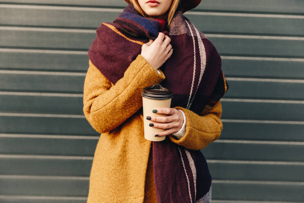 vista parziale della donna in giacca e cappello autunnale con caffè da accompagnare
 - Foto, immagini
