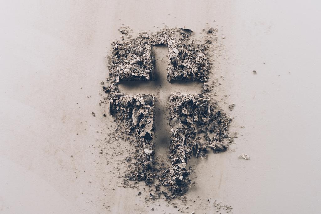 Ansicht der Kreuzform aus Asche auf weißer Tischplatte  - Foto, Bild