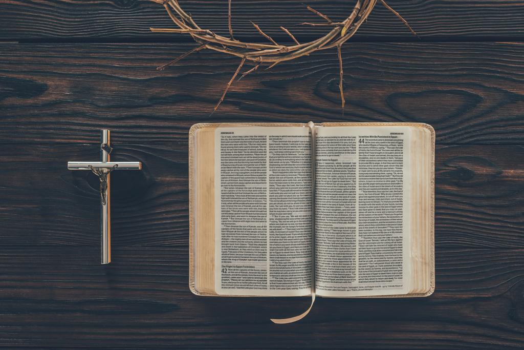pohled shora trnová koruna s kříž a Bibli na stole - Fotografie, Obrázek