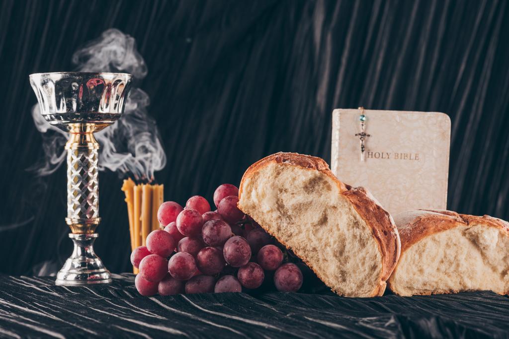 ekmek, mumlar, kadeh ve Hıristiyan karanlık masaya kutsal Komünyon için çapraz  - Fotoğraf, Görsel