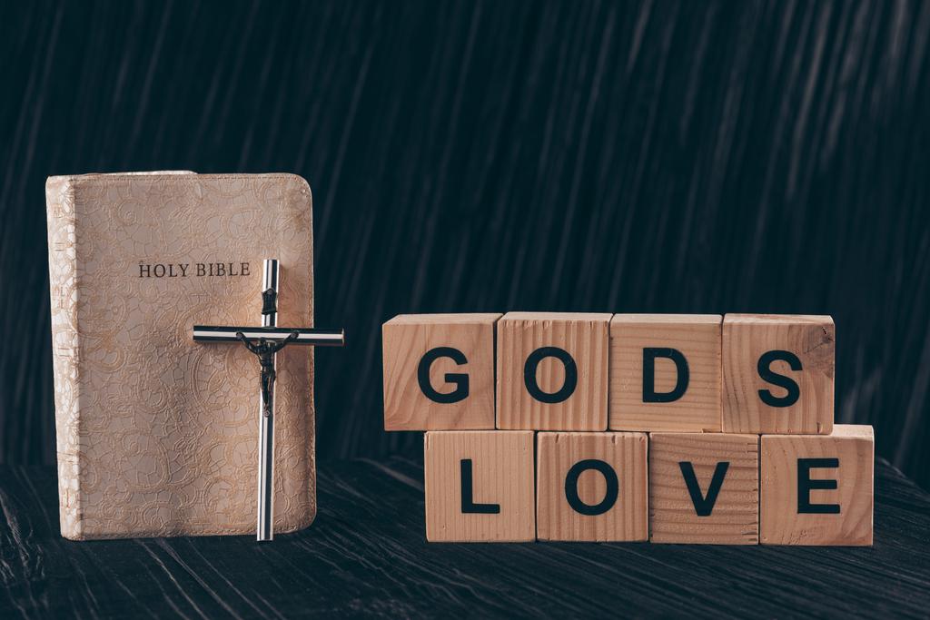 Fakockák szavakkal Istenek Love és a Biblia, a fekete asztal - Fotó, kép