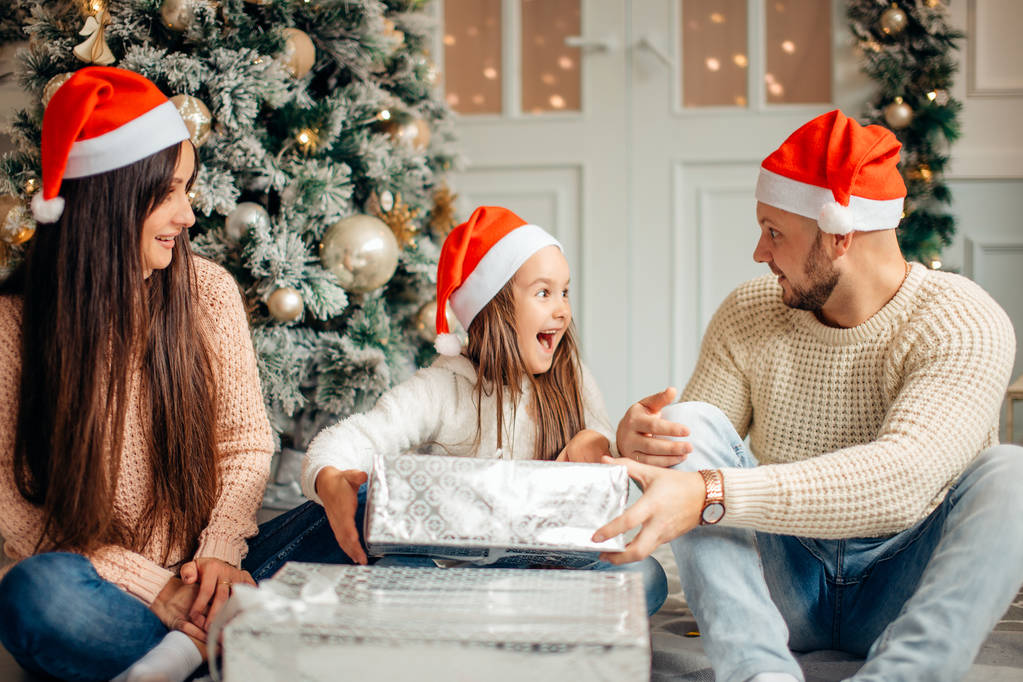 glückliche Familie Mutter und Kind Tochter am Weihnachtsmorgen mit Geschenken - Foto, Bild