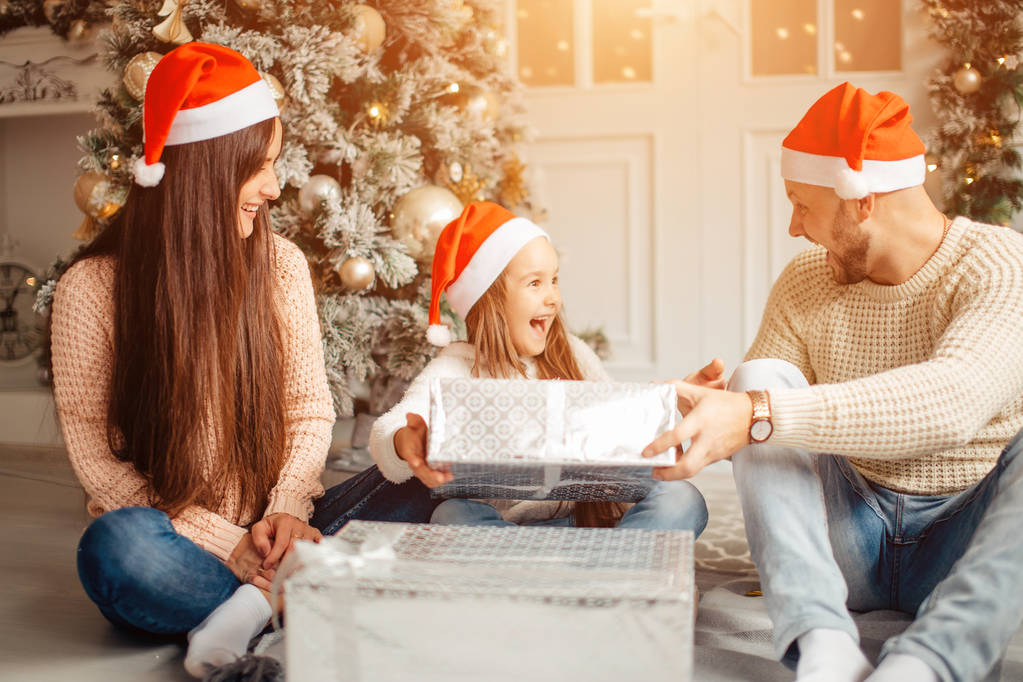 女の子を持つ親は驚いて新年のクリスマス プレゼント - 写真・画像