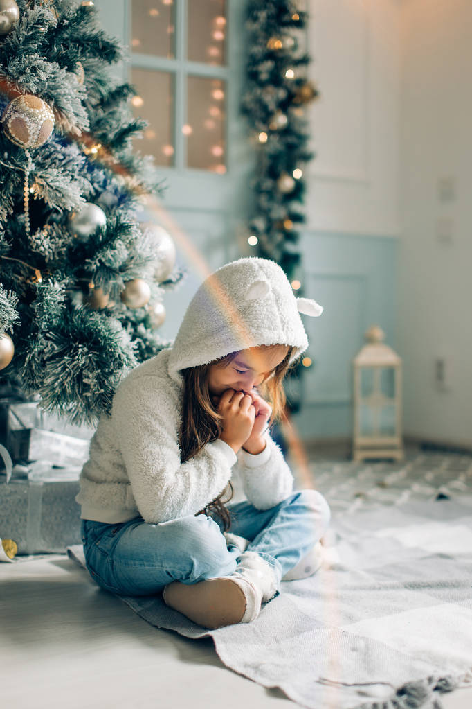 Karácsonyi. Kis lány santa kér az ajándékokat a karácsonyi - Fotó, kép