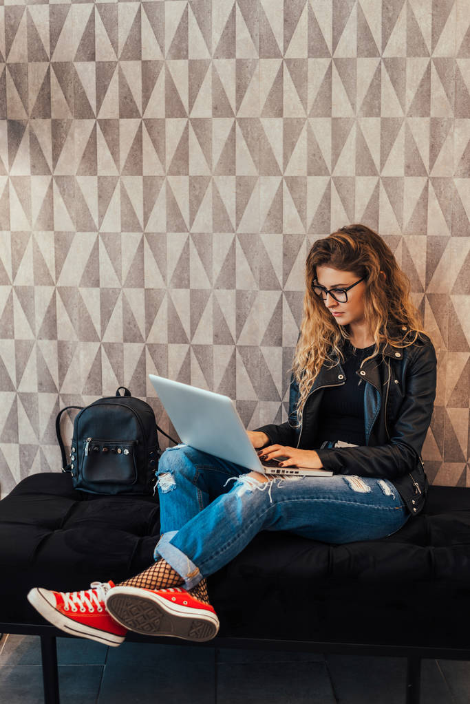  Blogger kobieta pracuje na laptopie - Zdjęcie, obraz