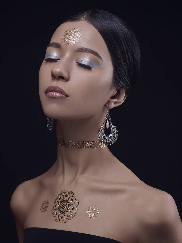 mulher de beleza com ouro Mehendi
 - Foto, Imagem