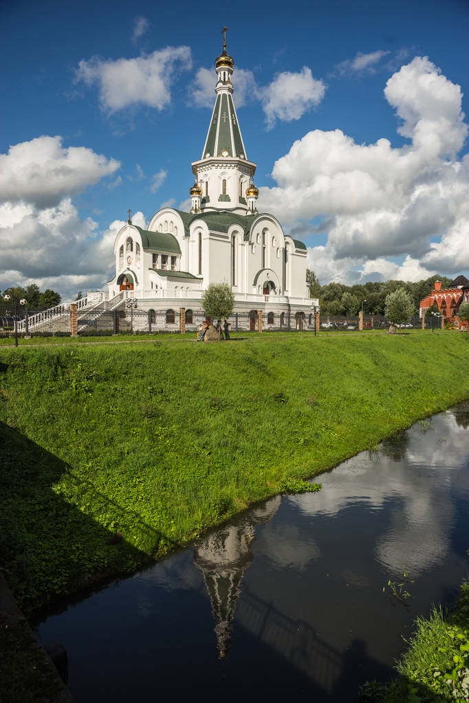 Igreja branca perto do eixo lituano em Kaliningrado, Rússia
 - Foto, Imagem