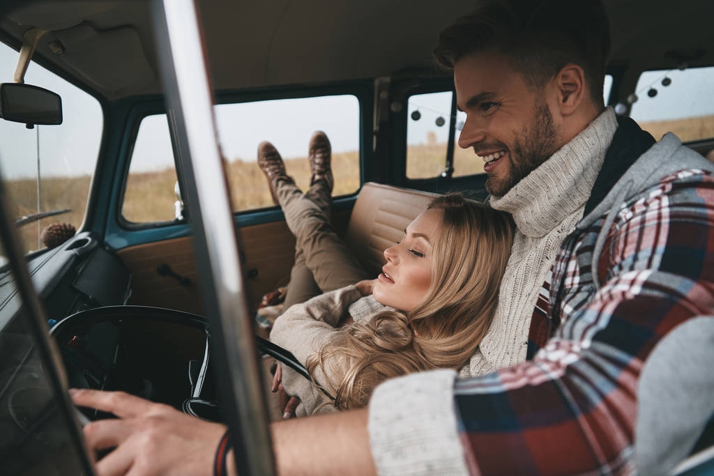 mladý pár v lásce těší cestování v autě vinobraní, Žena odpočívá a ležící na její přítel  - Fotografie, Obrázek