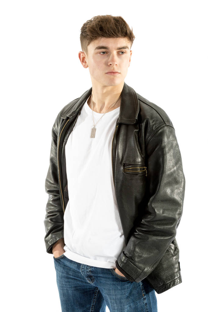 18 anos de idade vestindo uma jaqueta de couro e jeans
 - Foto, Imagem