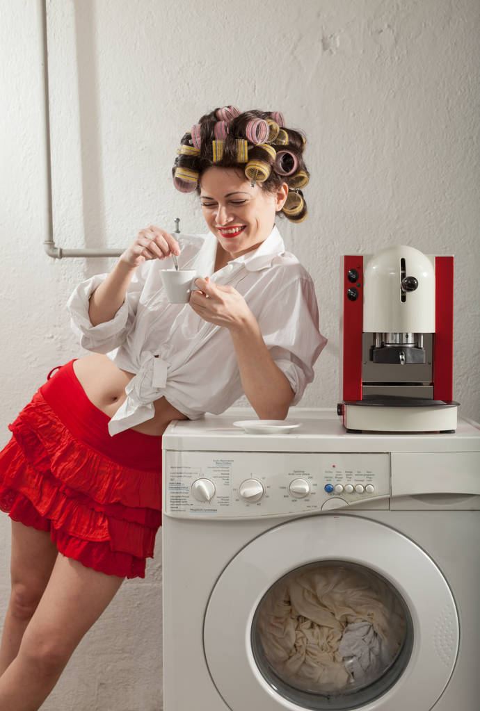 retrato de mujer bonita en la lavandería
 - Foto, imagen