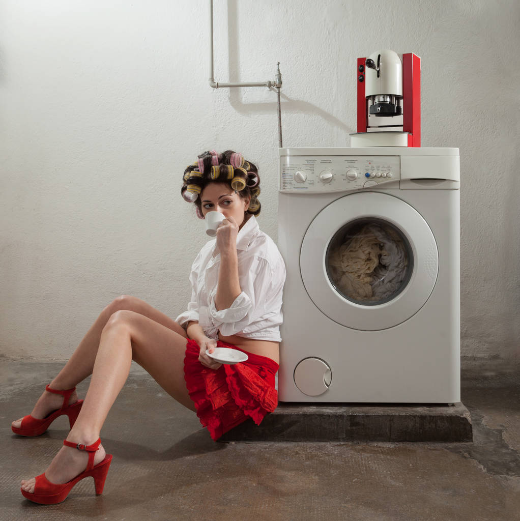 mujer en lavandería, interior
 - Foto, imagen