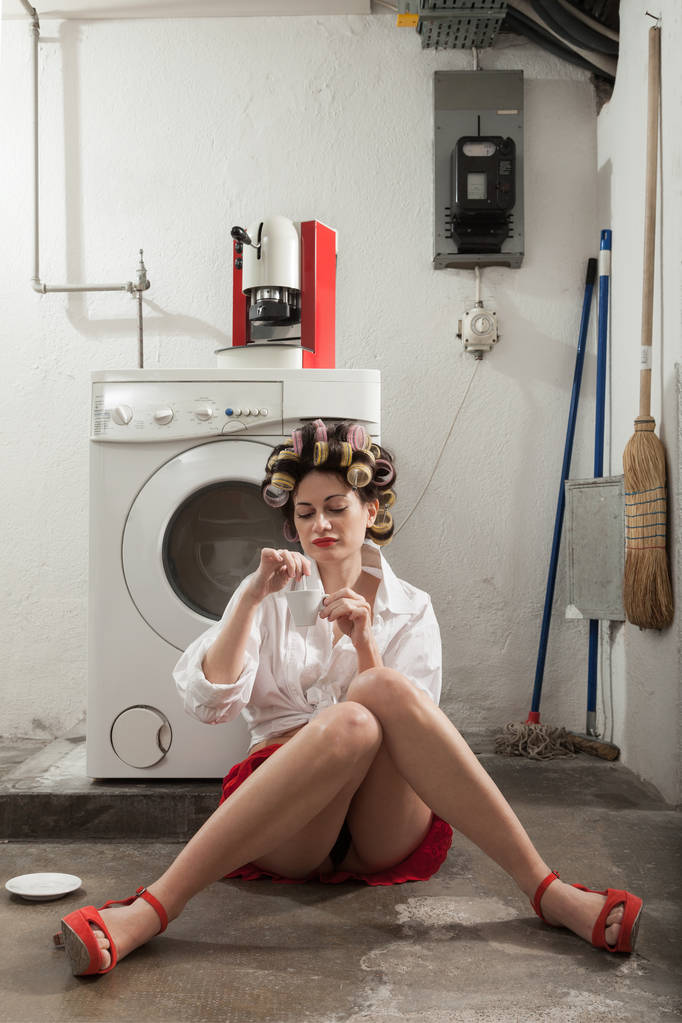 Frau in der Wäscherei, innen - Foto, Bild