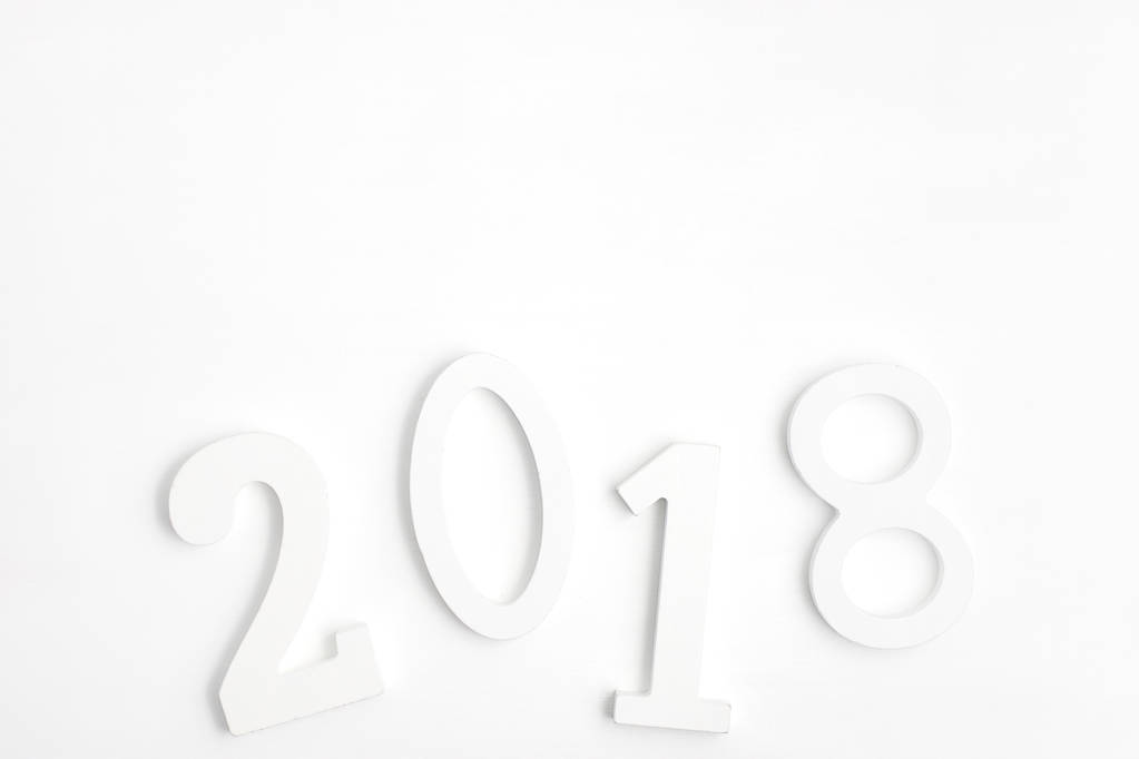Números de madeira brancos 2018 em branco. Conceito de ano novo. Espaço de texto
 - Foto, Imagem