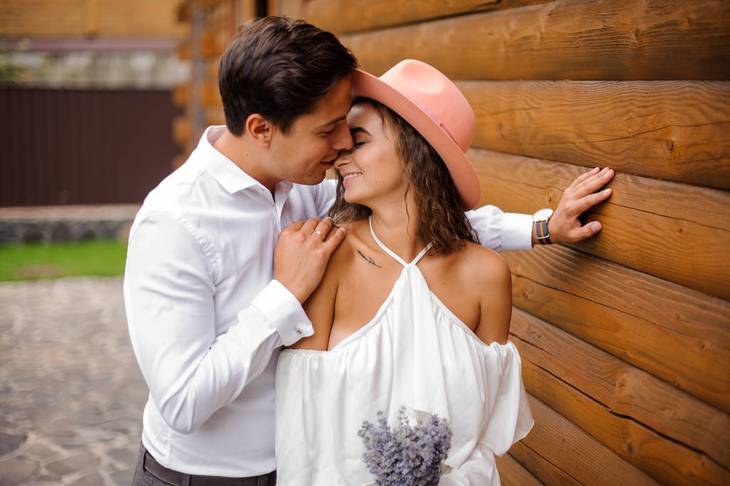 Bello sposo baciare bella sposa su naso
 - Foto, immagini