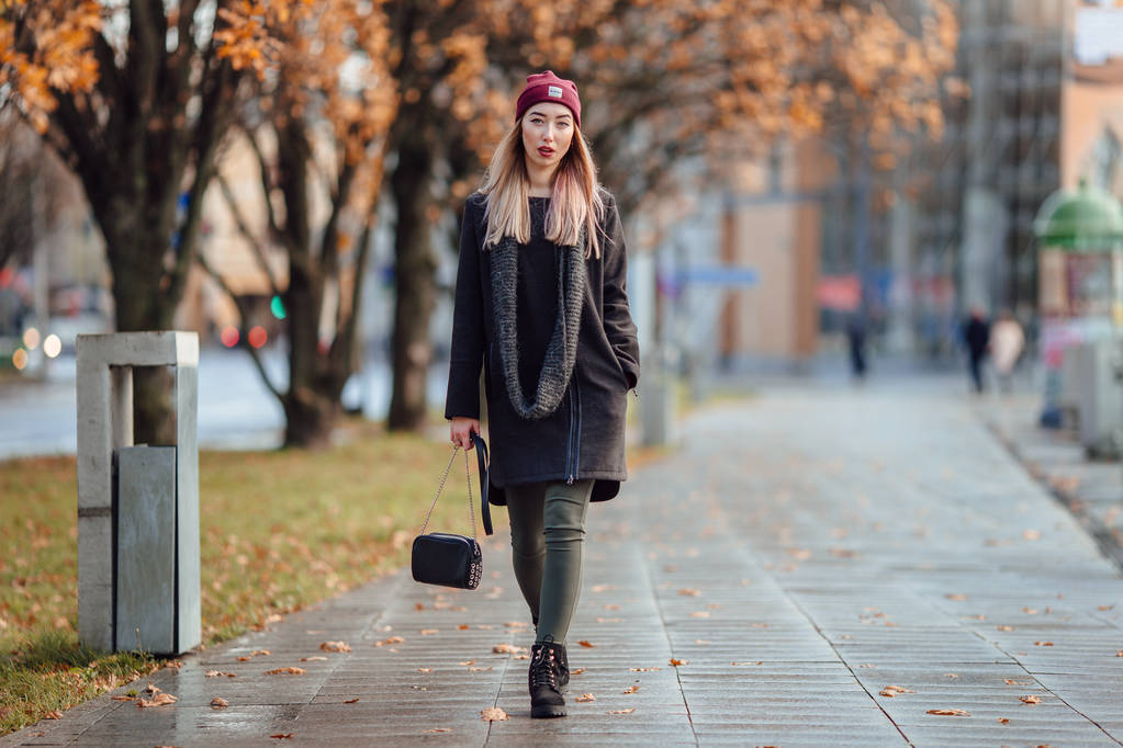 Belle fille de la mode marcher dans la rue avec sac et sourire à
  - Photo, image