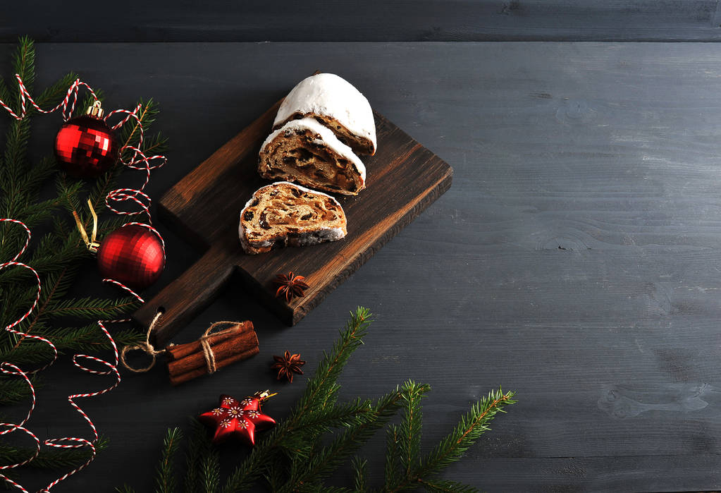 bolo de Natal tradicional com passas e nozes com branc árvore
 - Foto, Imagem