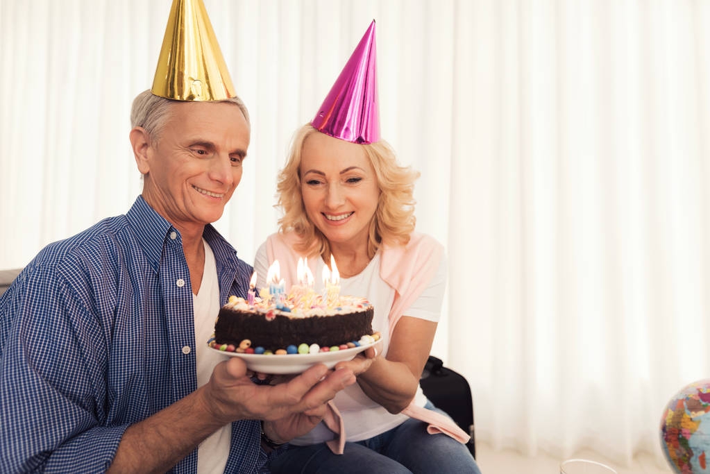 Yaşlı kişinin doğum günü. Bir doğum günü şapka insanlar. Yaşlı insanlar doğum günü kutlamak. - Fotoğraf, Görsel