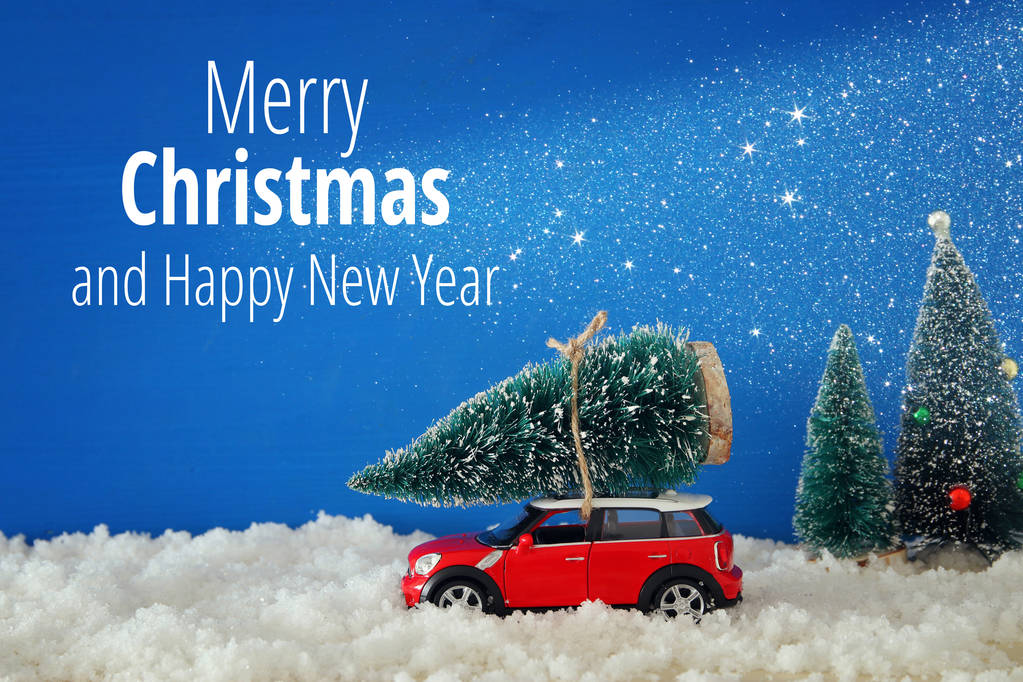 Auto rossa che trasporta un albero di Natale sulla neve
. - Foto, immagini