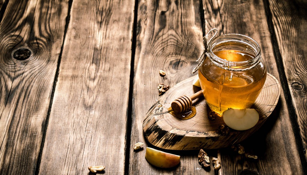 Medu ve sklenici s ořechy a jablka plátky.  - Fotografie, Obrázek