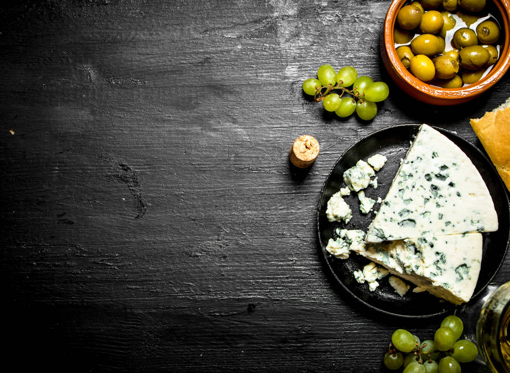 Blue cheese, olives and white grapes. - Photo, Image