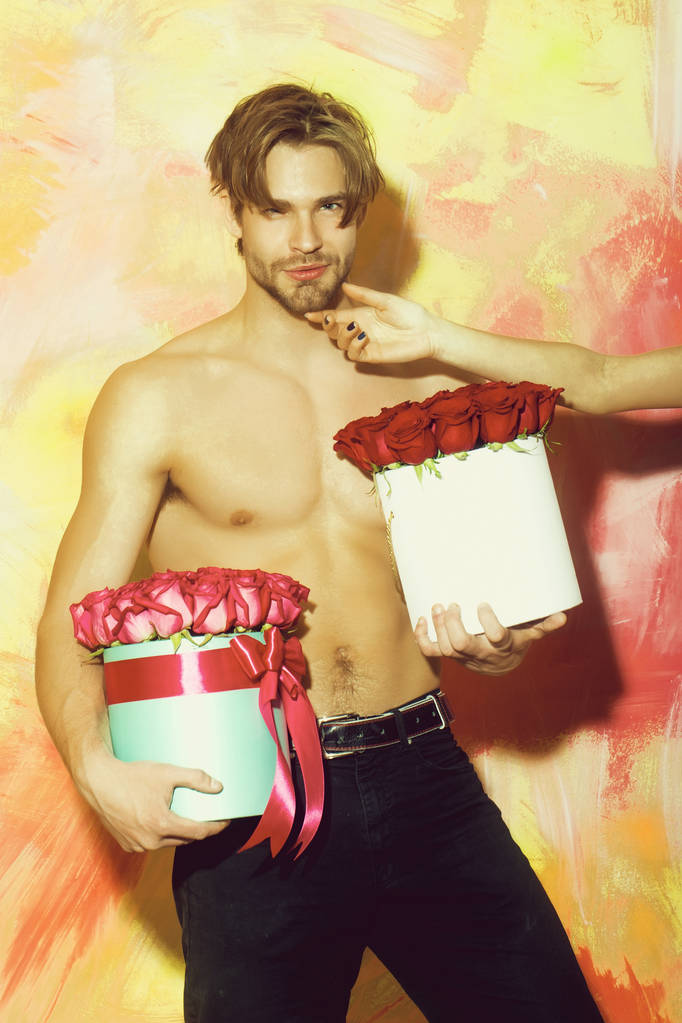 homem muscular barbudo com corpo sexy detém caixa de rosa vermelha
 - Foto, Imagem