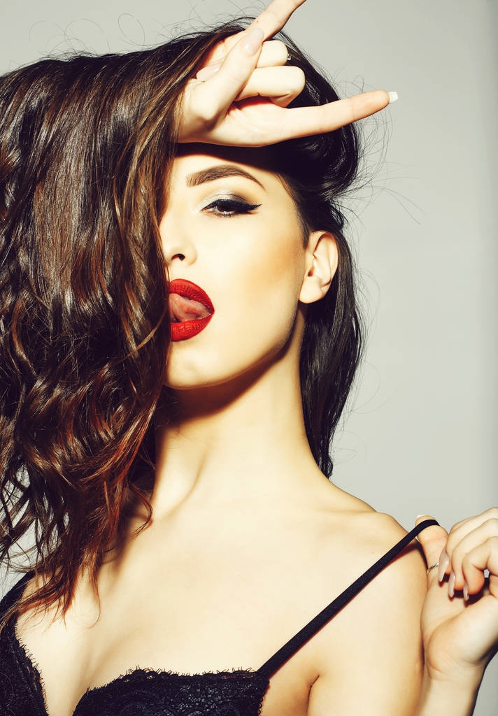 seksikäs nainen punaiset huulet, pitkä brunette hiukset
 - Valokuva, kuva