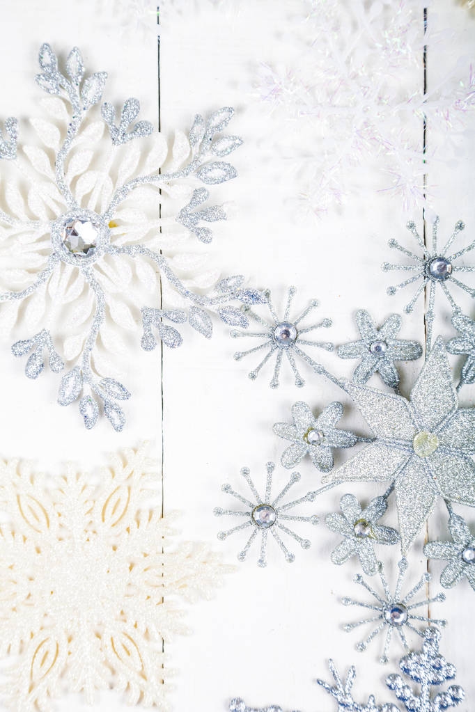 Срібні сніжинки на білому тлі
 - Фото, зображення