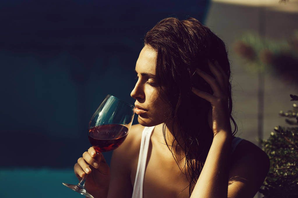 szexi csinos lány ivott vörös bort - Fotó, kép