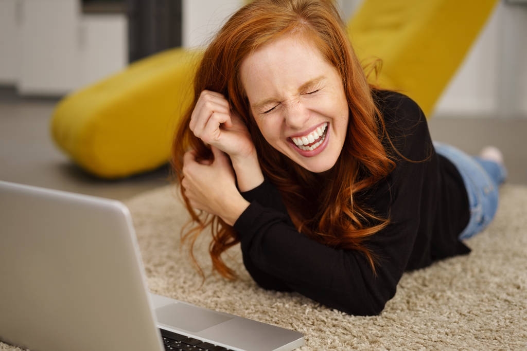 Молодая смеющаяся женщина
  - Фото, изображение
