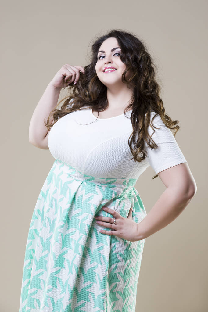 Щаслива модель моди плюс розмір, сексуальна товста жінка на бежевому фоні
 - Фото, зображення