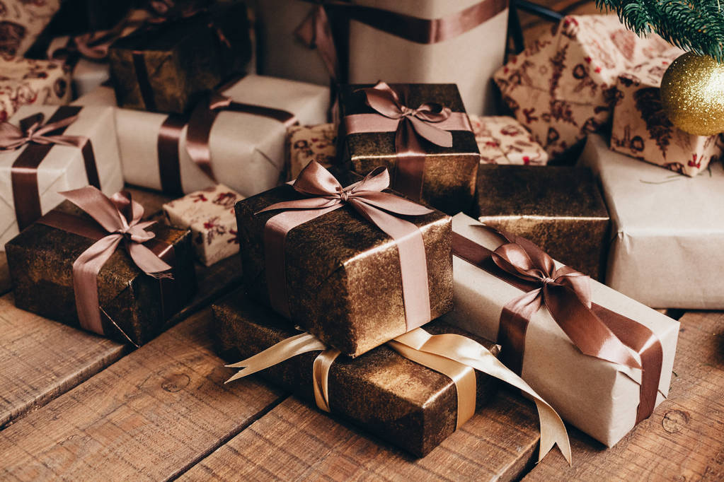 Різдвяні подарунки та прикраси для ялинки
 - Фото, зображення