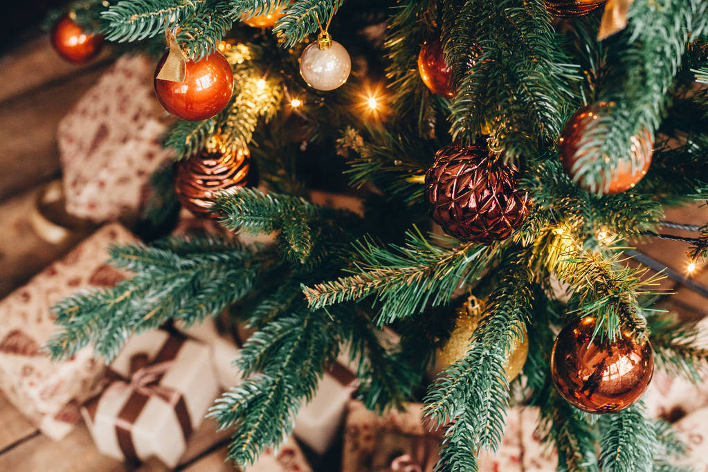 Χριστουγεννιάτικα δώρα και στολίδια για το χριστουγεννιάτικο δέντρο - Φωτογραφία, εικόνα