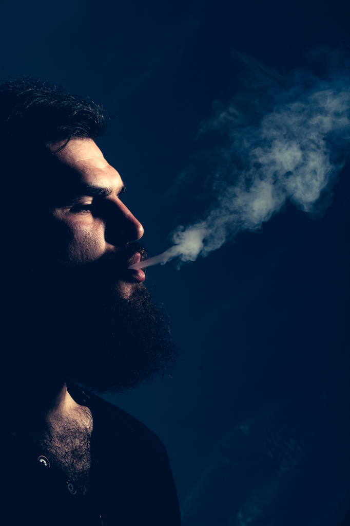 Bebaarde man met rook - Foto, afbeelding