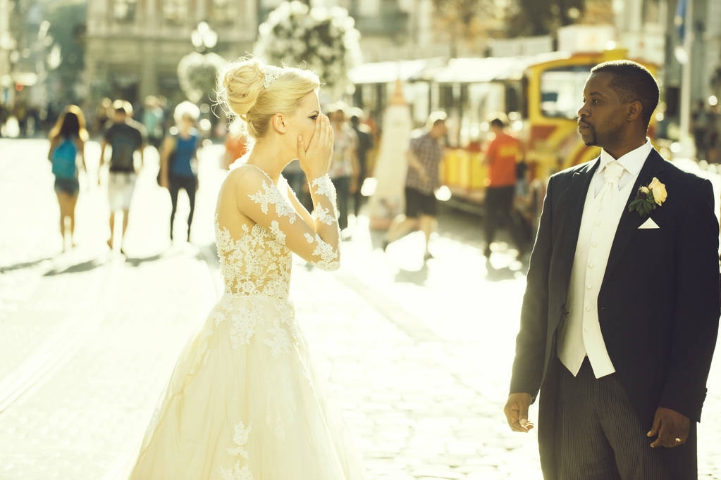 Hezký afroamerické ženich se dívá na roztomilý nevěsta - Fotografie, Obrázek