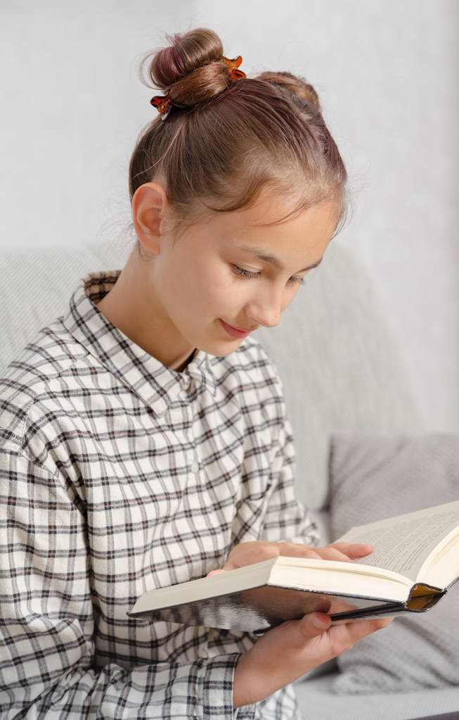 Дитяча дівчинка з книгою вдома
. - Фото, зображення