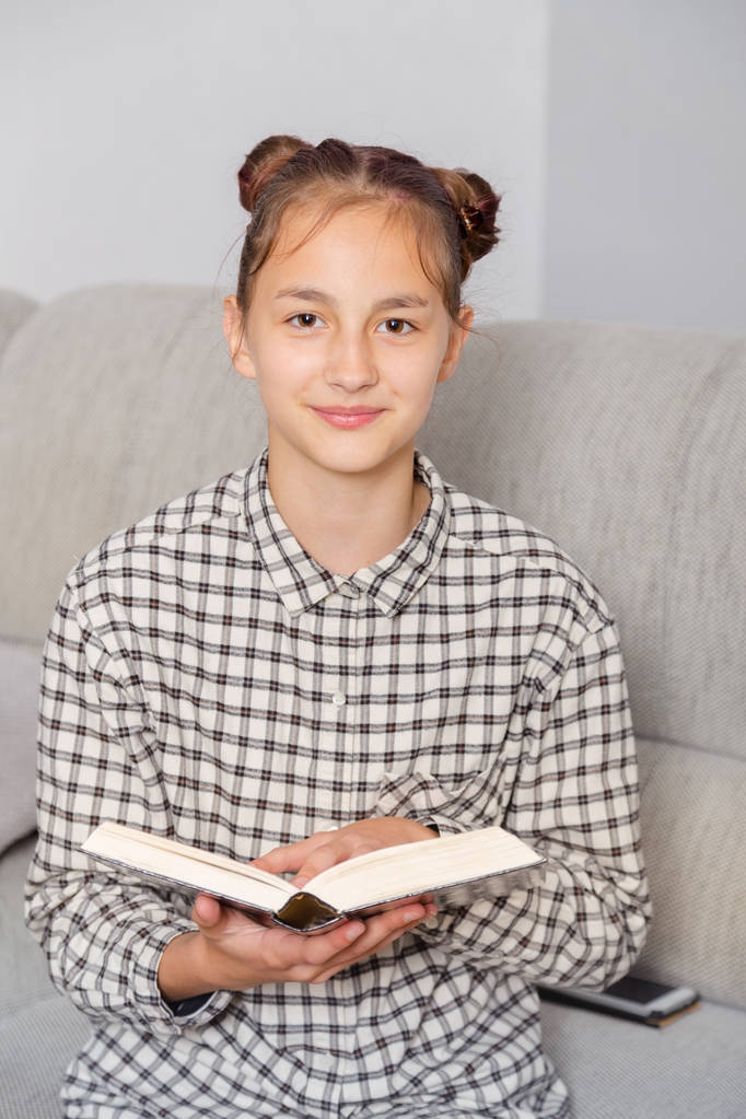 Criança menina com um livro em casa
. - Foto, Imagem