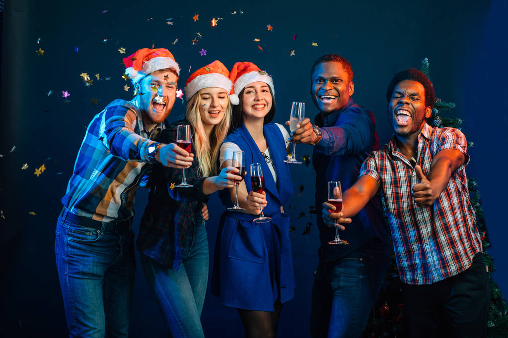 Рождественская вечеринка друзей за выпивкой и весельем
 - Фото, изображение
