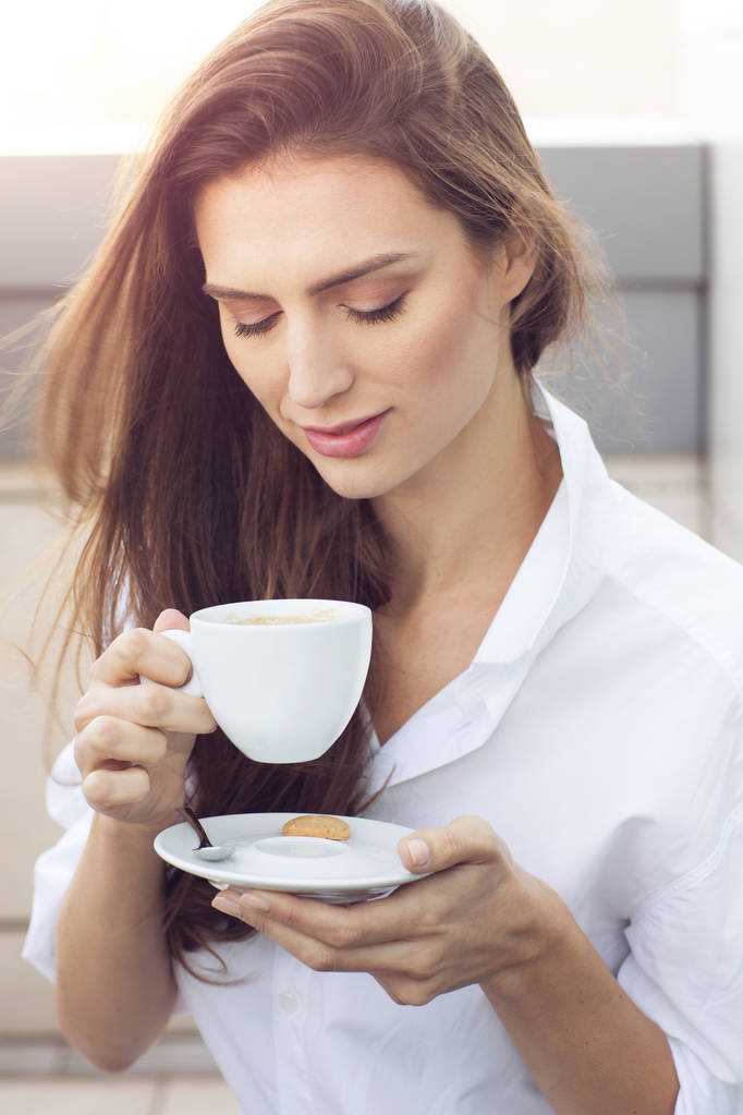 お茶やコーヒーを飲みながら美しい女性 - 写真・画像