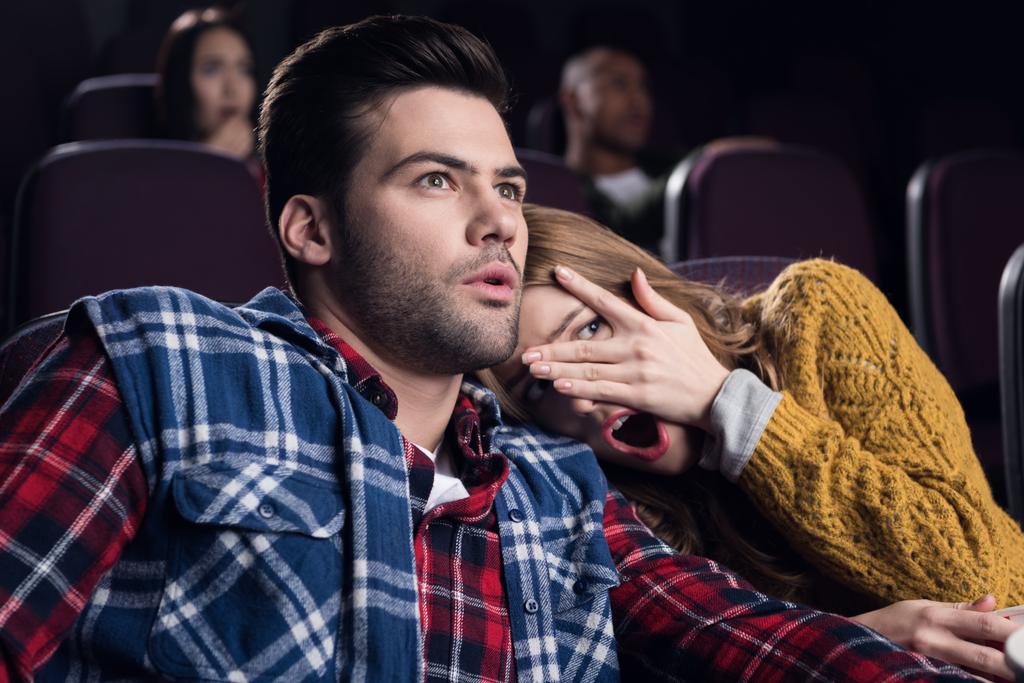 giovane coppia spaventata con popcorn guardando film horror nel cinema
 - Foto, immagini