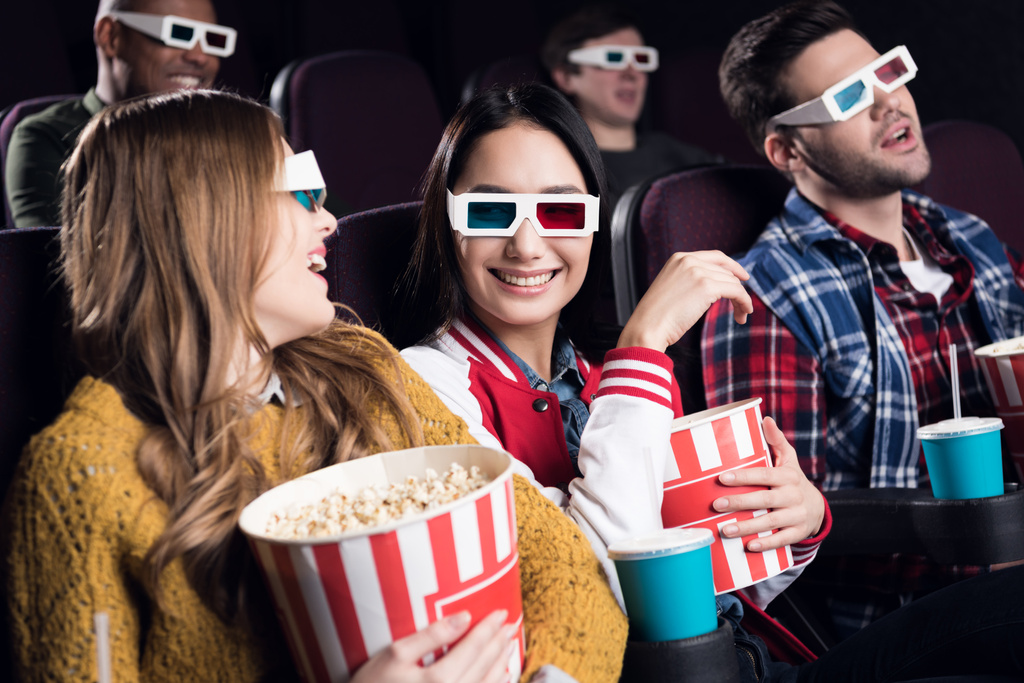νέοι χαμογελώντας φίλοι σε 3d γυαλιά με ποπ κορν βλέποντας ταινία στον κινηματογράφο - Φωτογραφία, εικόνα