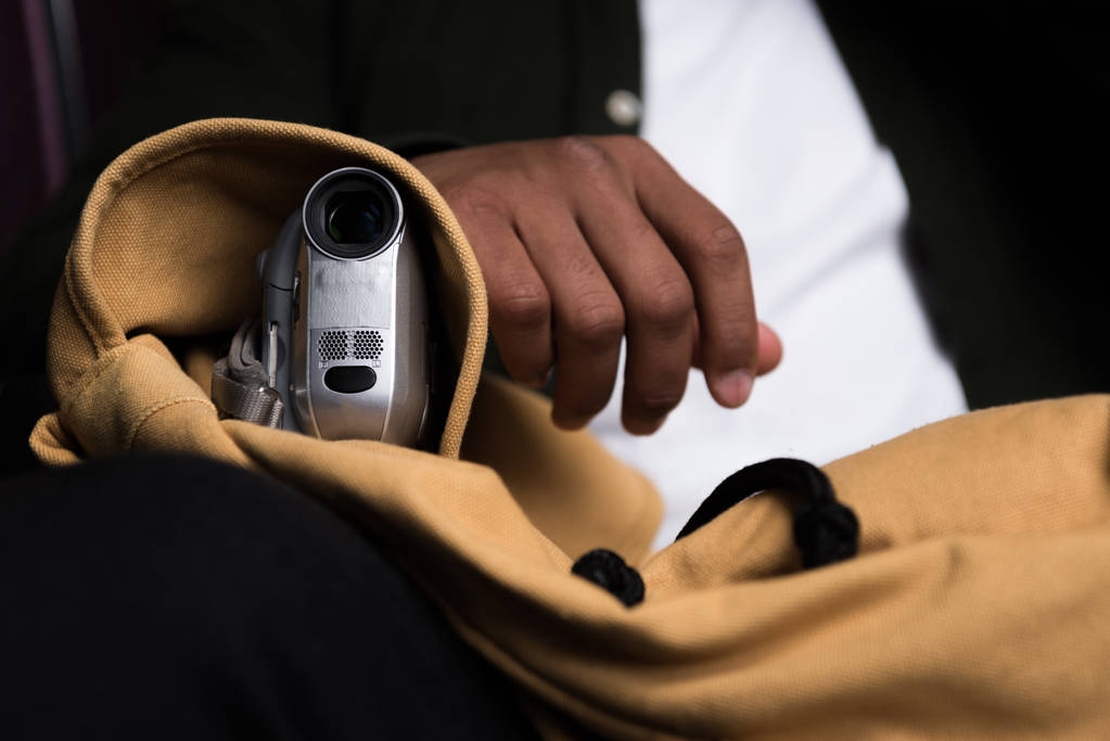 recortado vista de hombre afroamericano con cámara de vídeo piratería en el cine
 - Foto, Imagen