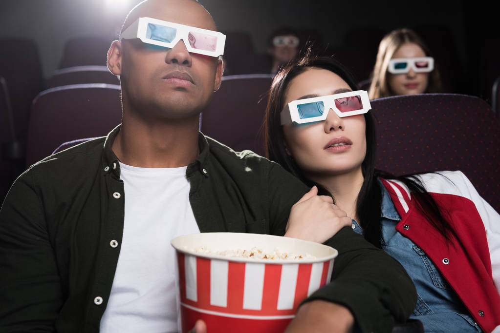 junges exotisches Paar in 3D-Brille mit Popcorn im Kino - Foto, Bild