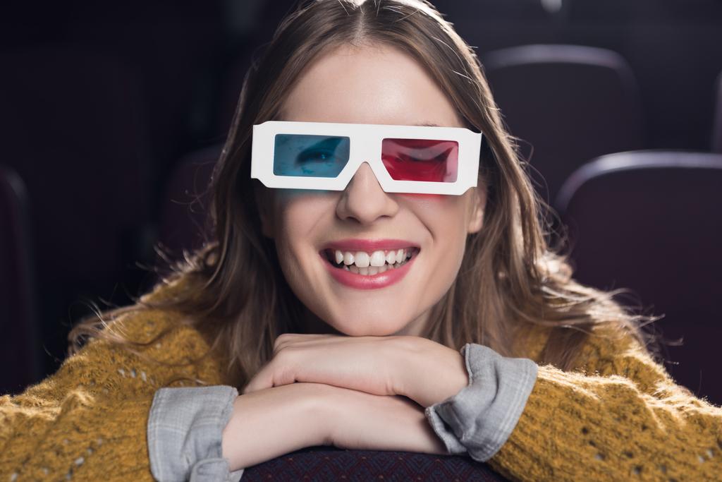 νεαρή γυναίκα χαμογελαστή στο 3d γυαλιά, παρακολουθώντας την ταινία στο σινεμά - Φωτογραφία, εικόνα