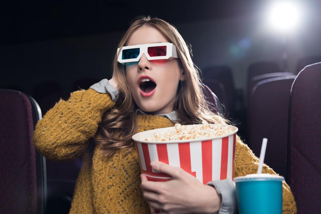 mujer emocionada en gafas 3d con gran cesta de palomitas de maíz viendo película en el cine
 - Foto, Imagen
